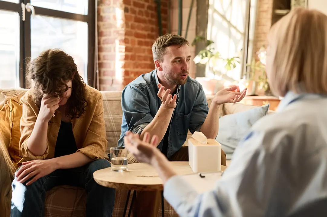 ¿Cómo superar una infidelidad?, una opción es acudir con un especialista.