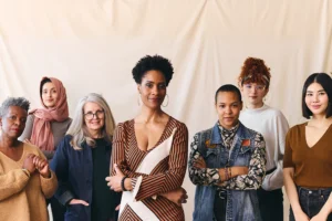 En este 2025, la Organización de las Naciones Unidas (ONU) eligió el lema: “Para TODAS las mujeres y niñas: Derecho. Igualdad. Empoderamiento”.
