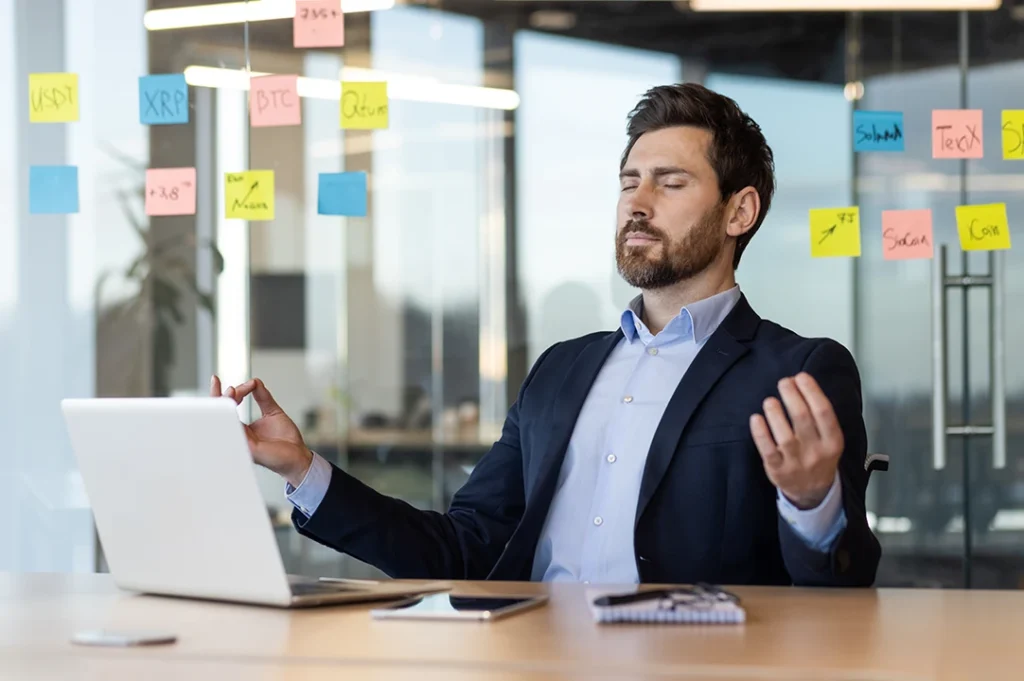 Practicar el mindfulness para mantener una perspectiva objetiva durante la reflexión.