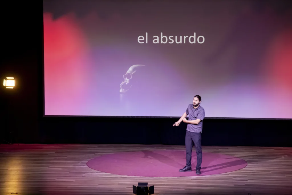 Cómo es una conferencia de Farid Dieck: es un llamado a creer y a continuar aunque pienses que todo no tiene sentido. 