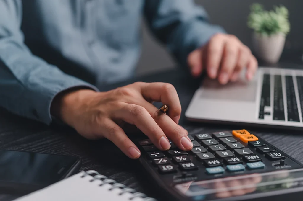 El contador administrativo ayuda a tomar decisiones estratégicas.