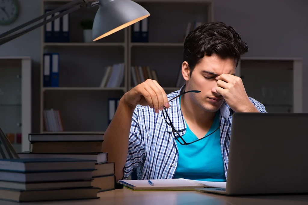 Tu rendimiento se mide con distintas evaluaciones a lo largo de tu vida académica: exámenes parciales, finales y proyectos.