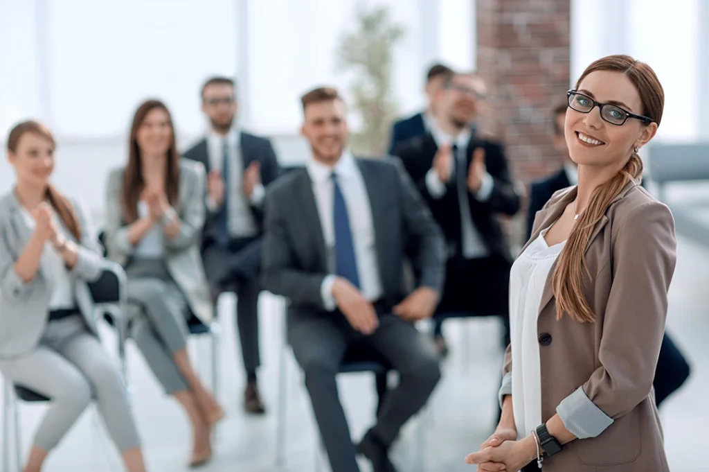 El liderazgo femenino en logística se mide por la capacidad de tomar decisiones y tener equilibrio en un equipo de trabajo. 