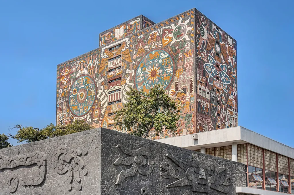 Si tu prioridad es el costo, el reconocimiento, vida universitaria diversa, la universidad pública suele ser una opción muy competitiva.