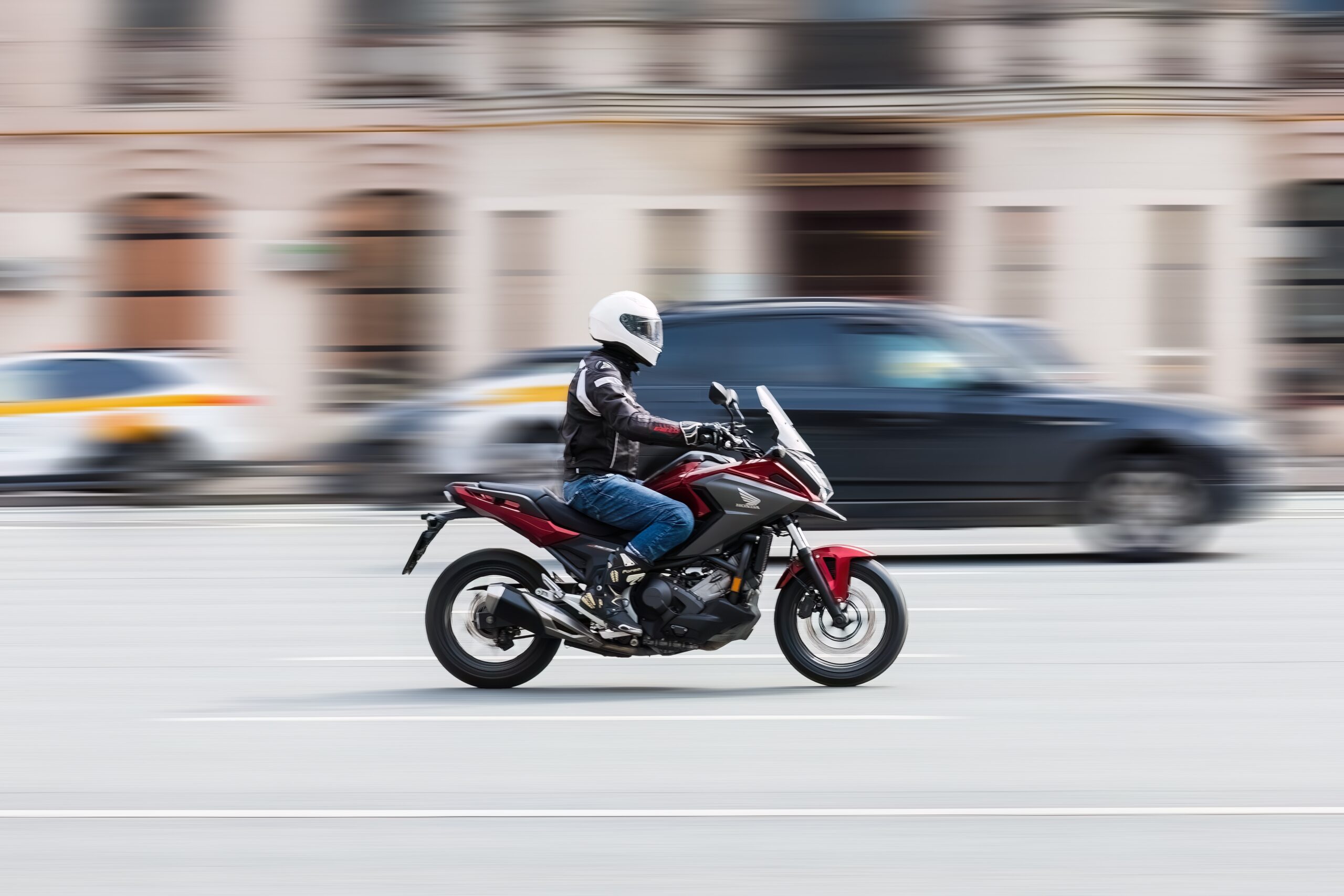 Motocicletas: ¿movilidad o peligro? circulando en la ciudad.