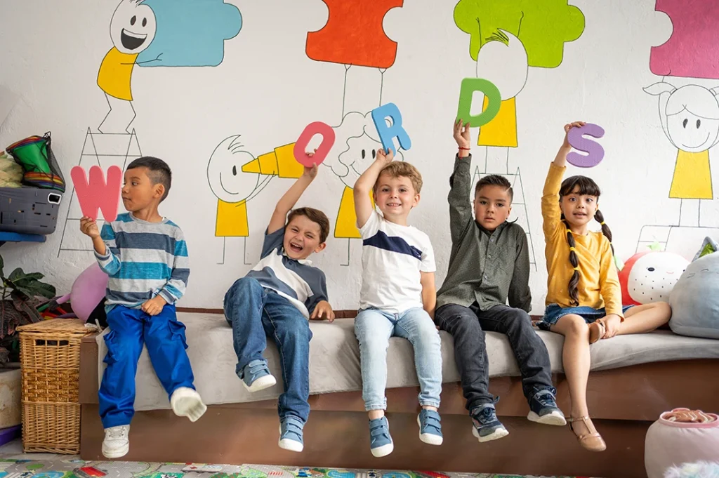 Niños que participan en una dinámica lúdica como ejemplo de gamificación educativa para estimular la motivación y el aprendizaje.