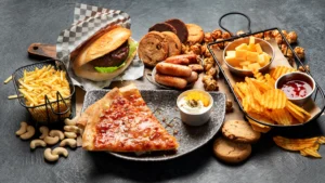 Descubre qué es la comida chatarra y por qué es mejor consumirla lo menos posible.