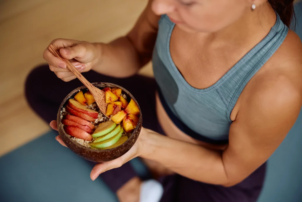 La comida chatarra puede consumirse, pero no en exceso, y es mejor equilibrarla con ejercicio físico.