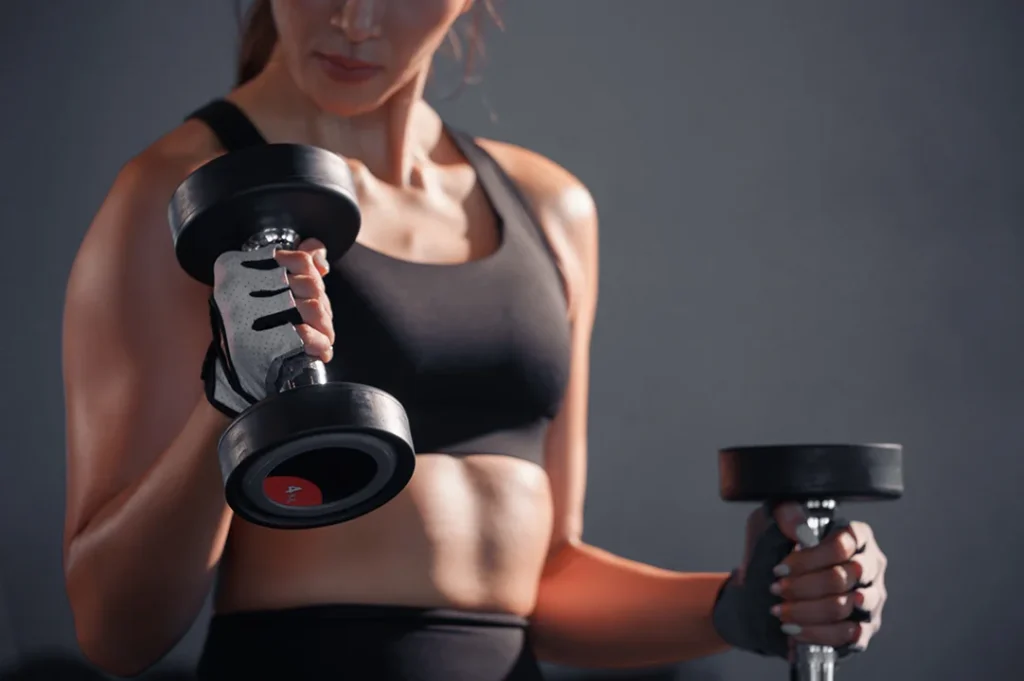 Los ejercicios de bíceps en gym requieren de flexiones lentas. 