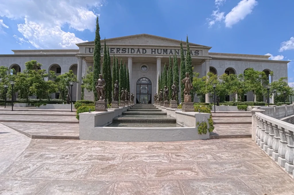 Universidad Humanitas ofrece la licenciatura en Diseño Gráfico, combinando pensamiento humanista y creativo para desarrollar proyectos en distintos ámbitos.
