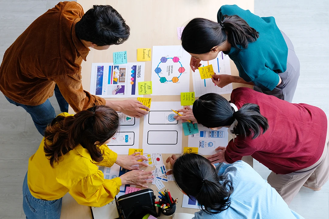Estudiantes desarrollando una actividad colaborativa basada en la gamificación educativa para resolver retos y fortalecer el aprendizaje activo.