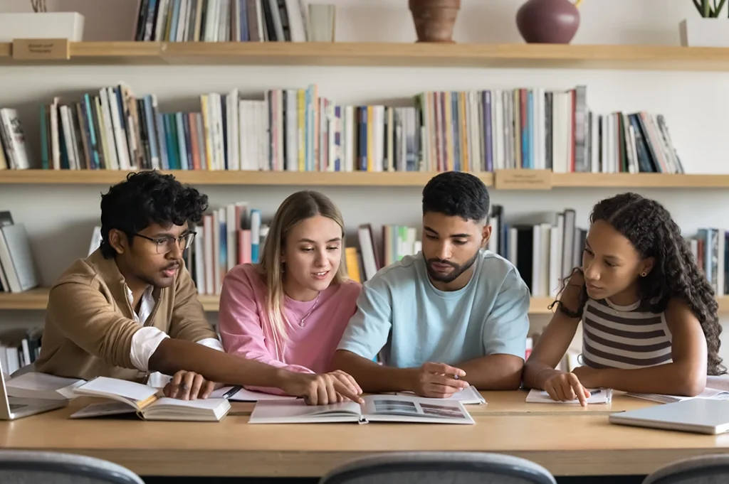 Estudiantes universitarios que aplican el aprendizaje colaborativo, ejemplo de gamificación en educación superior para mejorar la participación en el aula.