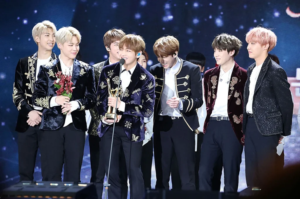 BTS rompió récords, ha encabezado listas internacionales y ha construido una de las comunidades de fans más influyentes del mundo.
