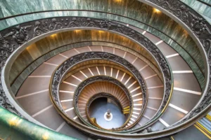 Escaleras del Vaticano con líneas que ilustran la proporción áurea y la secuencia de Fibonacci.