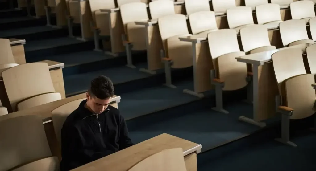 Cuando un estudiante decide abandonar el pregrado, pierde la posibilidad de una mejor calidad de vida, movilidad social y un futuro profesional sólido.