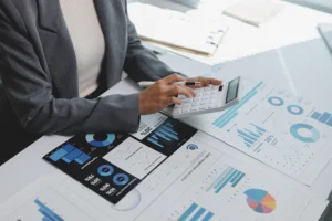 Entre las funciones de finanzas destaca la planeación financiera.