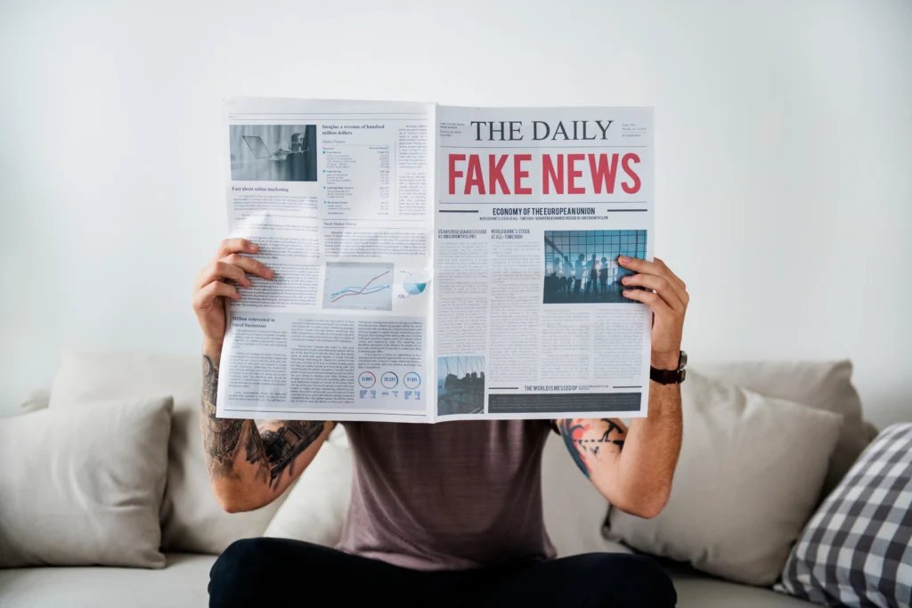 Para combatir las fake news, verifica la fuente, rastrea el origen y desconfía de títulos llamativos.