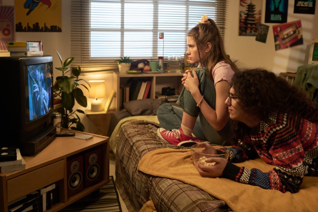 Jóvenes viendo series nostálgicas mientras recuerdan su infancia.