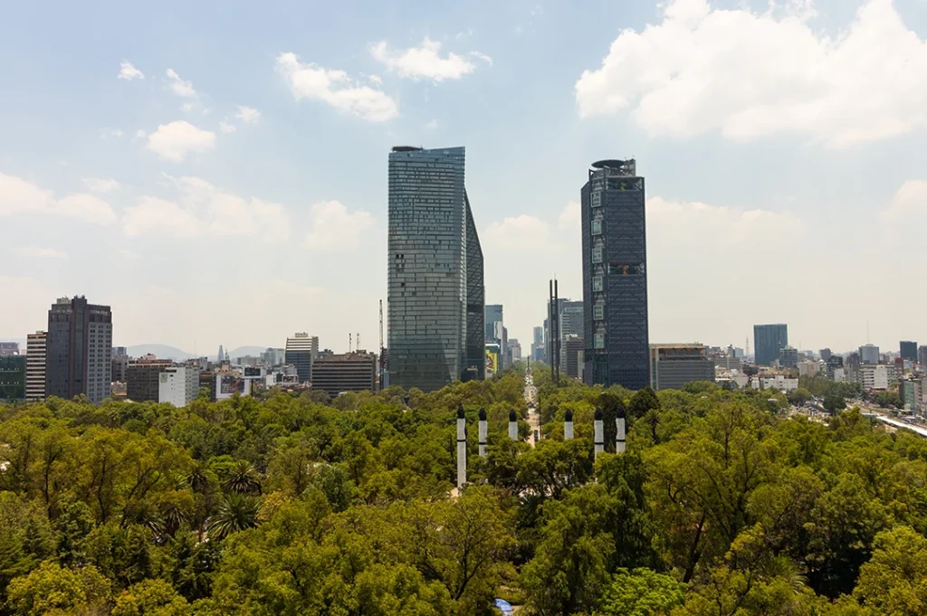 Vista de la Ciudad de México con áreas verdes y árboles que favorecen la salud mental en entornos urbanos.