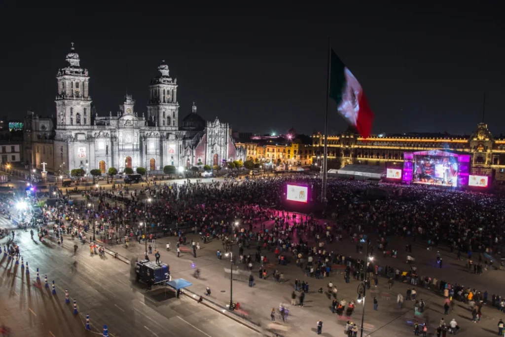 Vista del Zócalo de la Ciudad de México lleno de personas en evento gratuito.