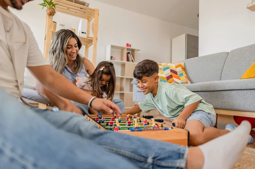 Celebrar el Día del Niño en casa con juegos de mesa, películas y más actividades, fortalece el vínculo familiar.
