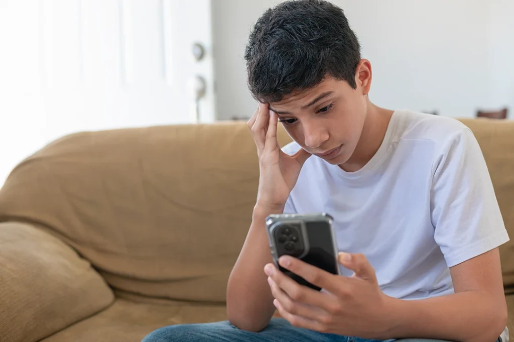 En un entorno saturado de información, lo extraño, lo exagerado y lo incoherente captan más atención que lo lógico.