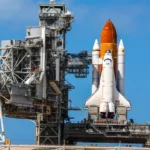 Cohete SLS de la NASA despegando en misión Artemis hacia la Luna