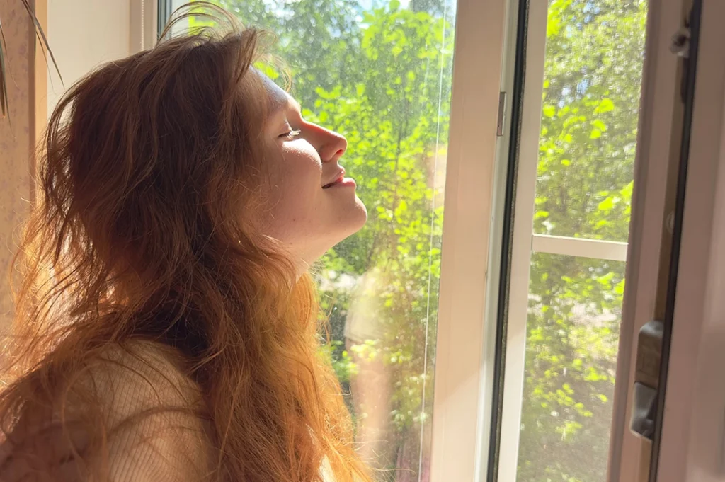 Disfrutar la luz natural y la vista de árboles desde la ventana, es un ejemplo de cómo la naturaleza mejora la salud mental.