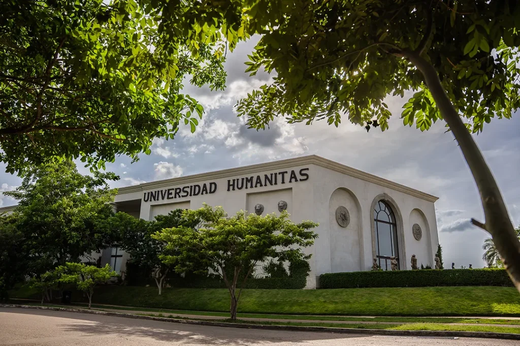 Universidad Humanitas Campus Magno Cancún cueta con la carrera de Derecho