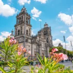 Público reunido en el Zócalo CDMX durante evento masivo.