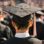 Profesional doctorante graduándose en modalidad ejecutiva.