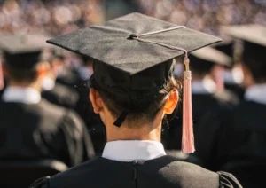 Profesional doctorante graduándose en modalidad ejecutiva.