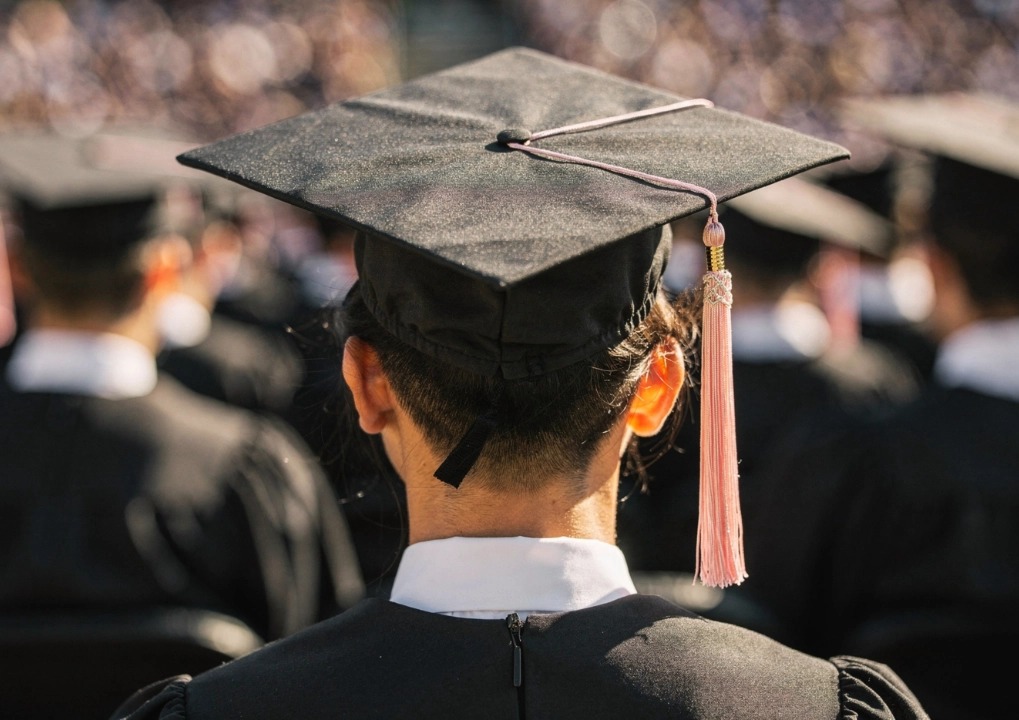 Profesional doctorante graduándose en modalidad ejecutiva.