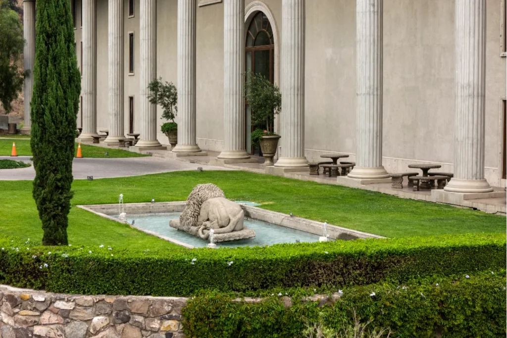 Instalaciones de Universidad Humanitas en México con espacios verdes.