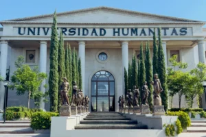 Universidad Humanitas en México con áreas verdes y arquitectura neoclásica.