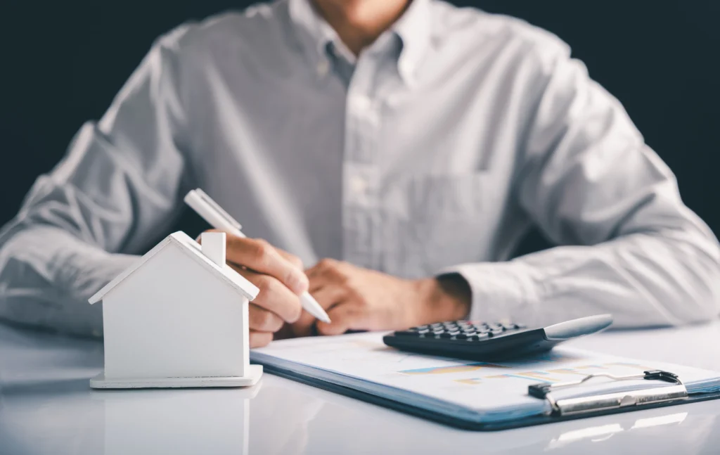 Para saber qué es la contabilidad de impuestos, debe establecerse que las organizaciones necesitan un sistema que convierta sus operaciones en obligaciones.