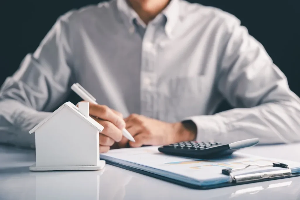 Para saber qué es la contabilidad de impuestos, debe establecerse que las organizaciones necesitan un sistema que convierta sus operaciones en obligaciones.