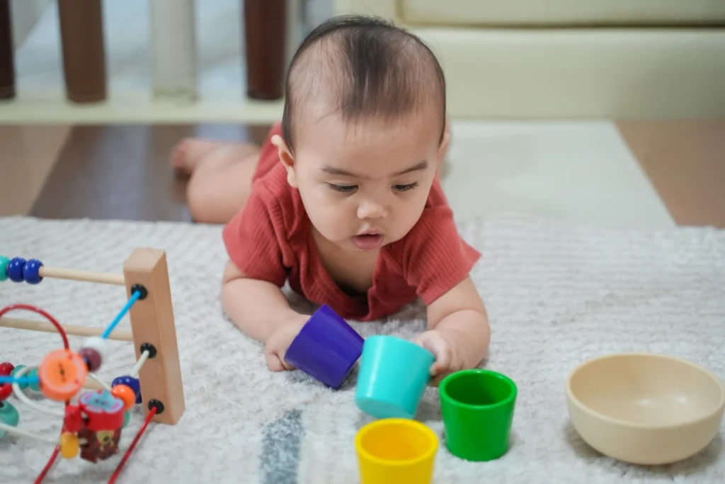 Niño aprendiendo mediante el juego como ejemplo de la teoría de Piaget.