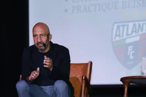 Óscar Pérez Rojas dio una conferencia en el Campus Magno Presa Madín.