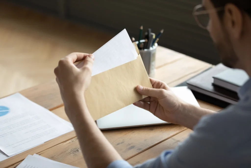 Persona analizando una notificación judicial para identificar posibles irregularidades en un emplazamiento.