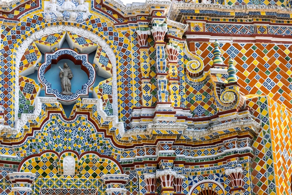La fachada del Templo de San Francisco Acatepec, en Cholula, Puebla, está hecha de mosaicos de talavera combinada con ladrillo rojo.