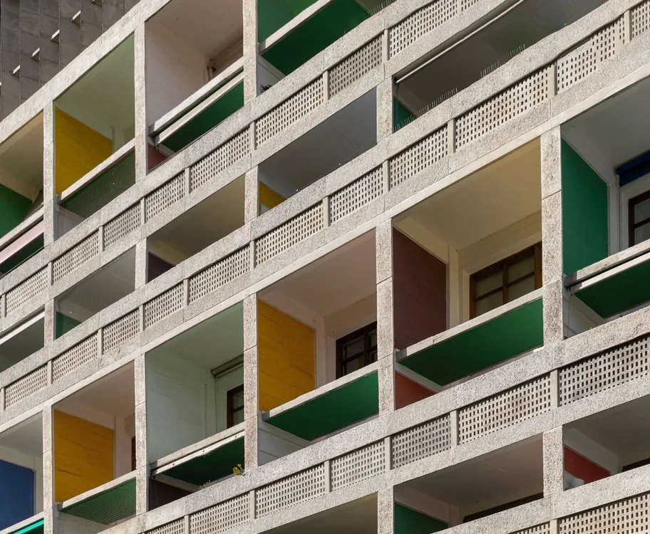 Le Corbusier diseñó la Unité d'Habitation, en Marsella, Francia, con base en la idea de que es necesario reexaminar la vida a lo largo de las 24 horas del día, a fin de que todos los aspectos que la componen encajen entre sí.