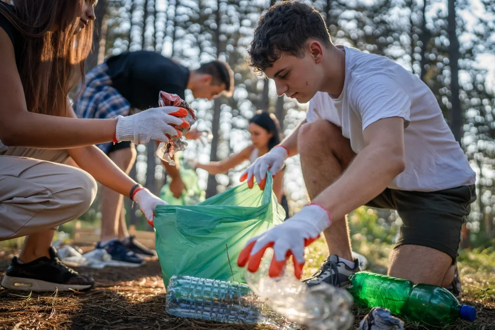 Participar en voluntariados de limpieza forestal es una manera útil de comenzar a actuar a favor del medioambiente.