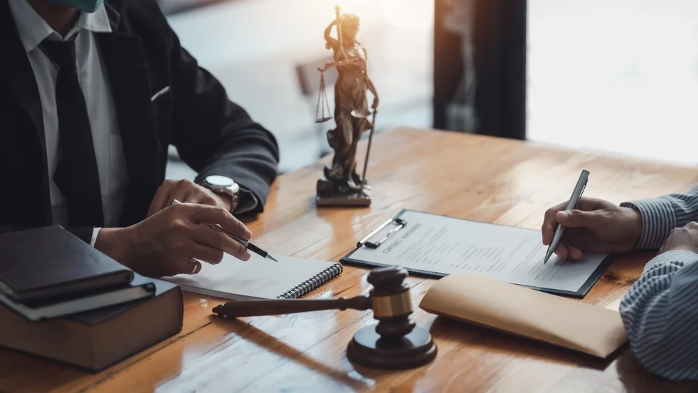 Según el IMCO, al hacer una maestría en Derecho, tu sueldo puede aumentar hasta 298.95%.