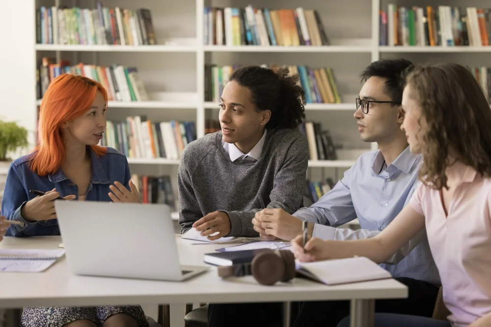 Actualmente, las empresas priorizan el desarrollo de habilidades blandas como la escucha activa y el trabajo en equipo.