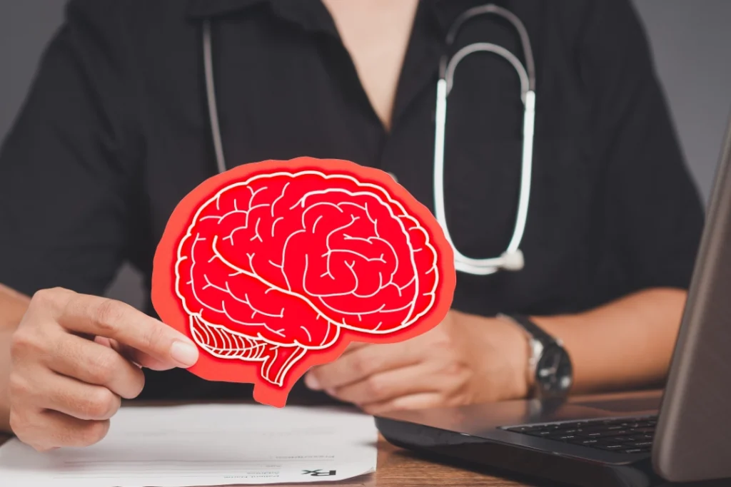 Especialista en neuropsicología realiza una evaluación cognitiva para diagnosticar un trastorno de la memoria.