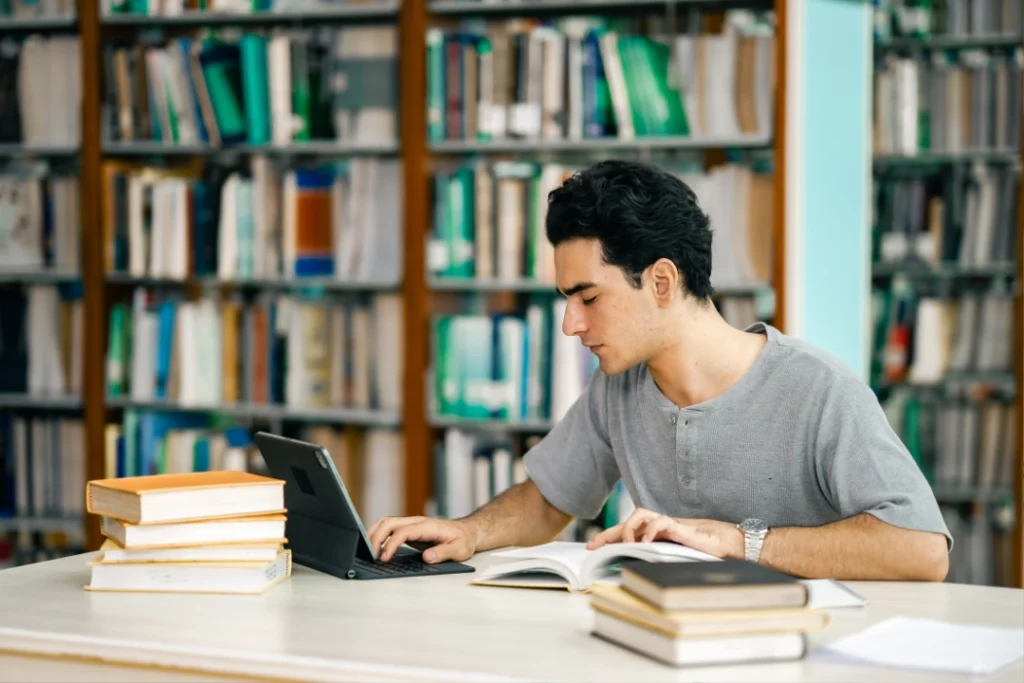 Joven universitario analizando opciones académicas después de los resultados UNAM 2026.