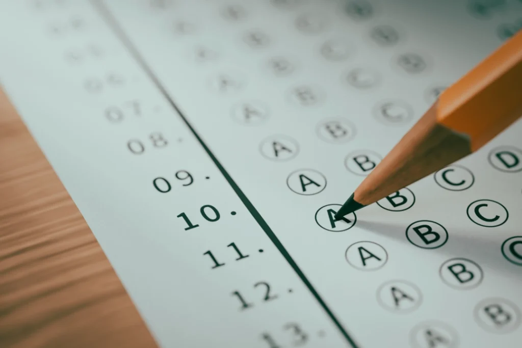 Estudiantes revisando información sobre las carreras más demandadas de la UNAM 2026.
