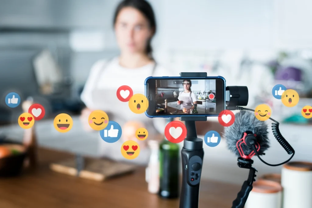 Concepto de fama digital con un teléfono inteligente mostrando redes sociales rodeado de íconos de interacción y seguidores. 