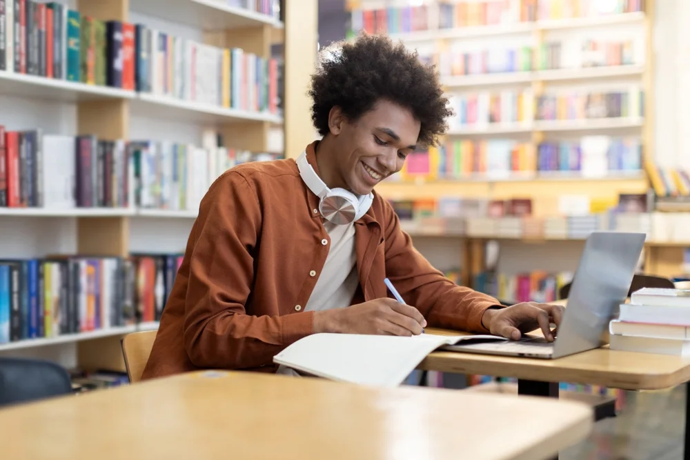 Gracias a sus diversos materiales de apoyo, el Campus Virtual de Universidad Humanitas te ayuda a decidir dónde y cuándo tomar tus clases.